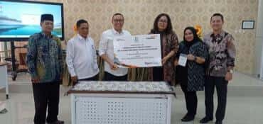 Masjid Agung UIN Gus Dur Terima Bantuan Program Corporate Social Responsibility dari Bank Mandiri Pekalongan