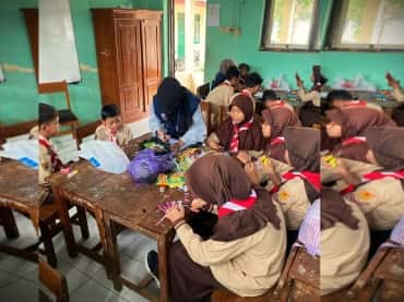 Mahasiswa KKN UIN Gus Dur Edukasi Pemilahan Sampah kepada Siswa SD Negeri Sampih
